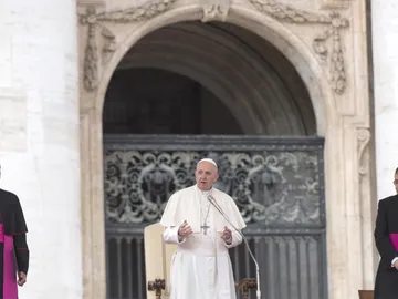 El papa Francisco en la Plaza de San Pedro en el Vaticano El papa Francisco en la Plaza de San Pedro en el Vaticano