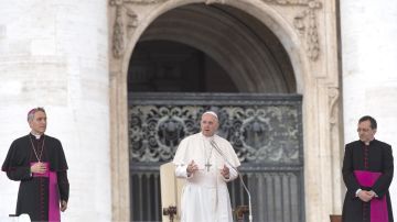 El papa Francisco en la Plaza de San Pedro en el Vaticano 