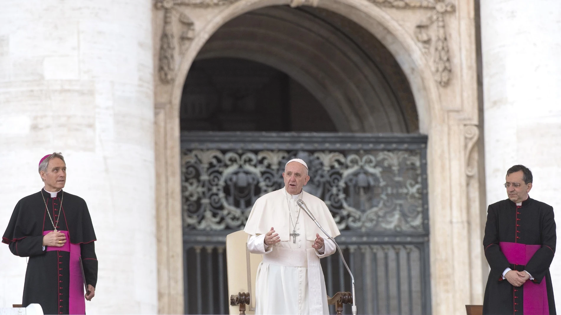 El papa Francisco en la Plaza de San Pedro en el Vaticano El papa Francisco en la Plaza de San Pedro en el Vaticano
