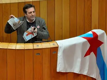 El diputado del BNG, Luís Bará, rompiendo una foto del Rey El diputado del BNG, Luís Bará, rompiendo una foto del Rey