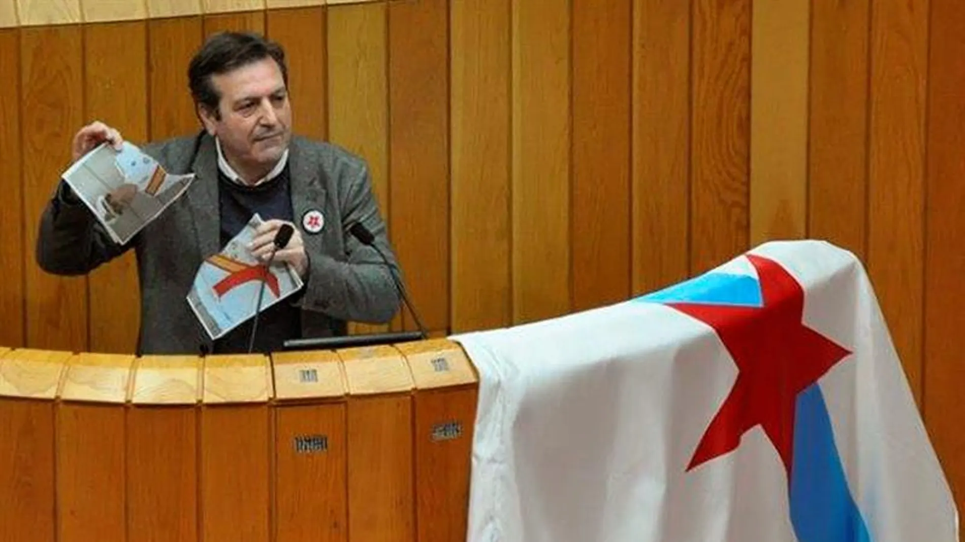 El diputado del BNG, Luís Bará, rompiendo una foto del Rey El diputado del BNG, Luís Bará, rompiendo una foto del Rey