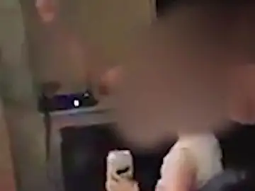 Niña de dos años con una lata de cerveza Niña de dos años con una lata de cerveza