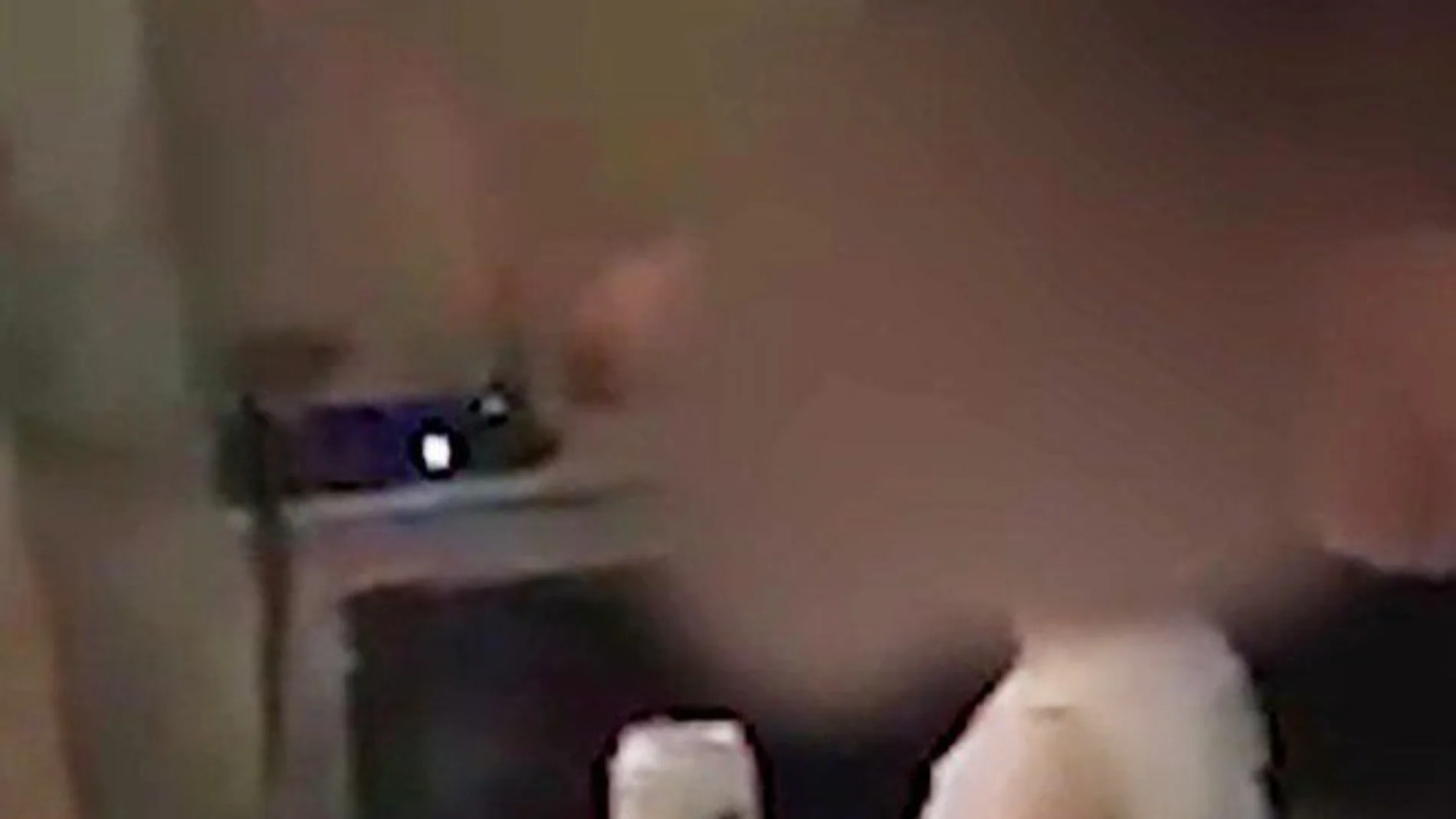 Niña de dos años con una lata de cerveza Niña de dos años con una lata de cerveza