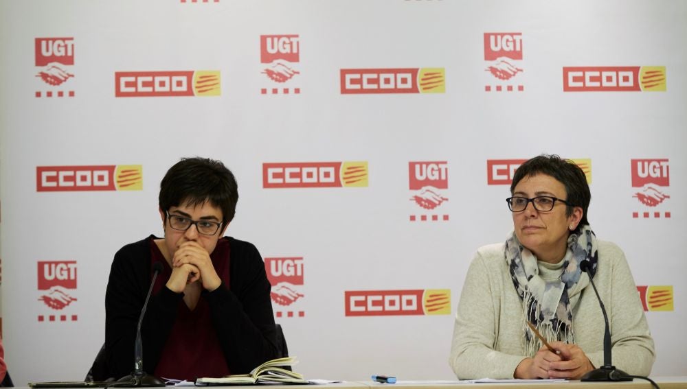 La portavoz de UGT, Laura Pelay, junto a la portavoz de CCOO, Montse Ros, durante la rueda de prensa