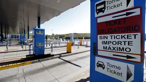 Imagen de archivo de una autopista de peaje Autopista de peaje