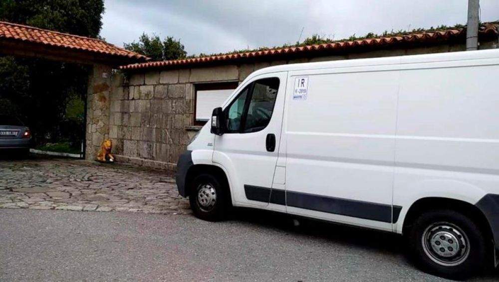 Vehículo en el que Manuel Charlín llegaba del hospital a la vivienda familiar