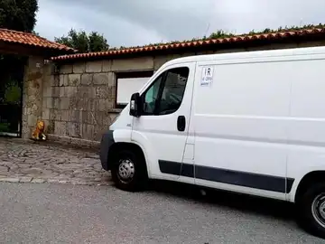 Vehículo en el que Manuel Charlín llegaba del hospital a la vivienda familiar Vehículo en el que Manuel Charlín llegaba del hospital a la vivienda familiar