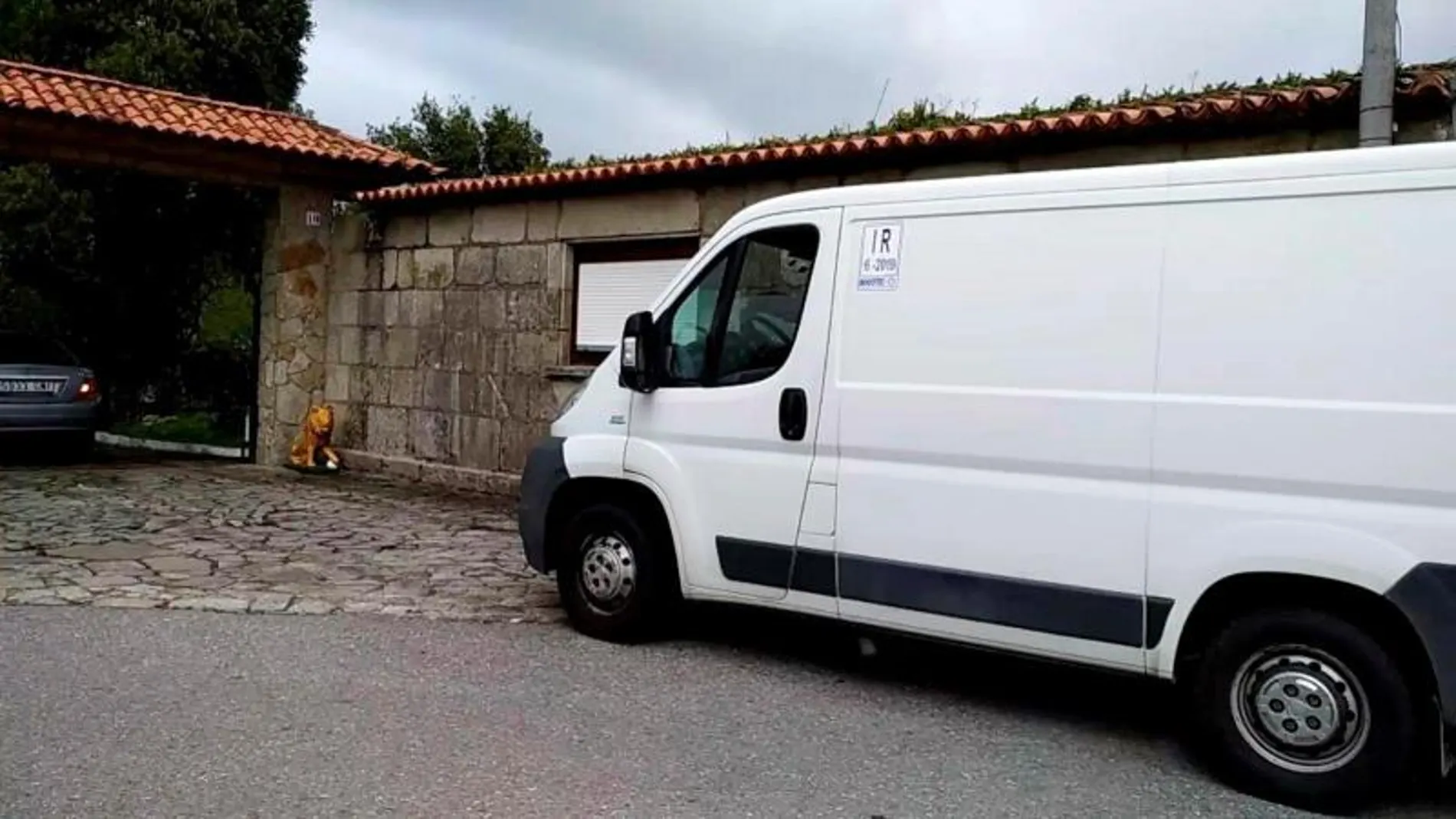 Vehículo en el que Manuel Charlín llegaba del hospital a la vivienda familiar Vehículo en el que Manuel Charlín llegaba del hospital a la vivienda familiar