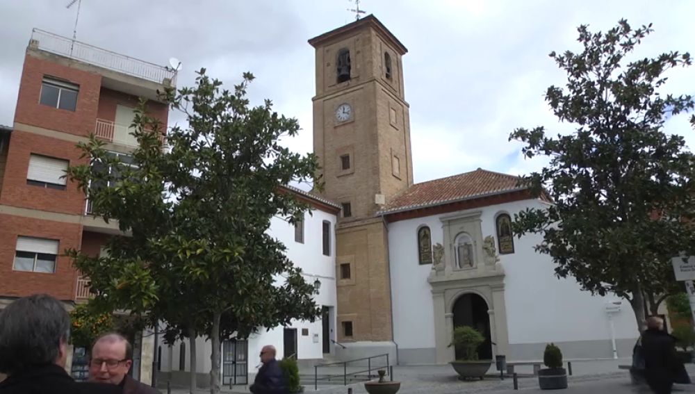 Detenido un hombre por estafar durante 15 años a miles de comercios disfrazado de cura en Granada