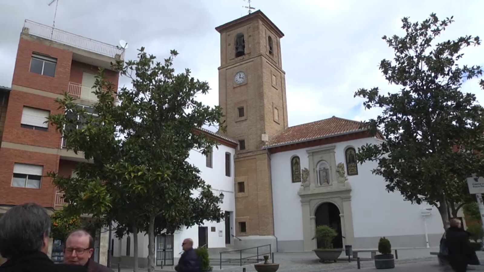 Detenido un hombre por estafar durante 15 años a miles de comercios disfrazado de cura en Granada