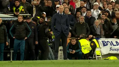 Zidane mira fijamente a Cristiano Ronaldo Zidane mira fijamente a Cristiano Ronaldo