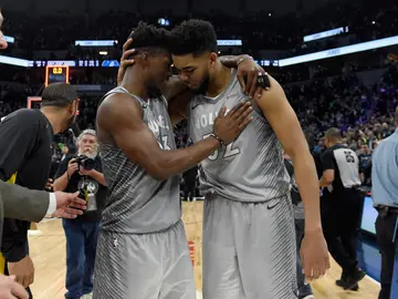 Butler y Towns celebran el pase a Playoffs Butler y Towns celebran el pase a Playoffs