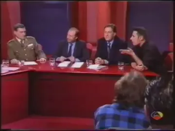 Loquillo discute con un general por la mili: "¿Por qué se me apartó de mi familia y se me puso un fusil en las manos?" Loquillo discute con un general por la mili: "¿Por qué se me apartó de mi familia y se me puso un fusil en las manos?"