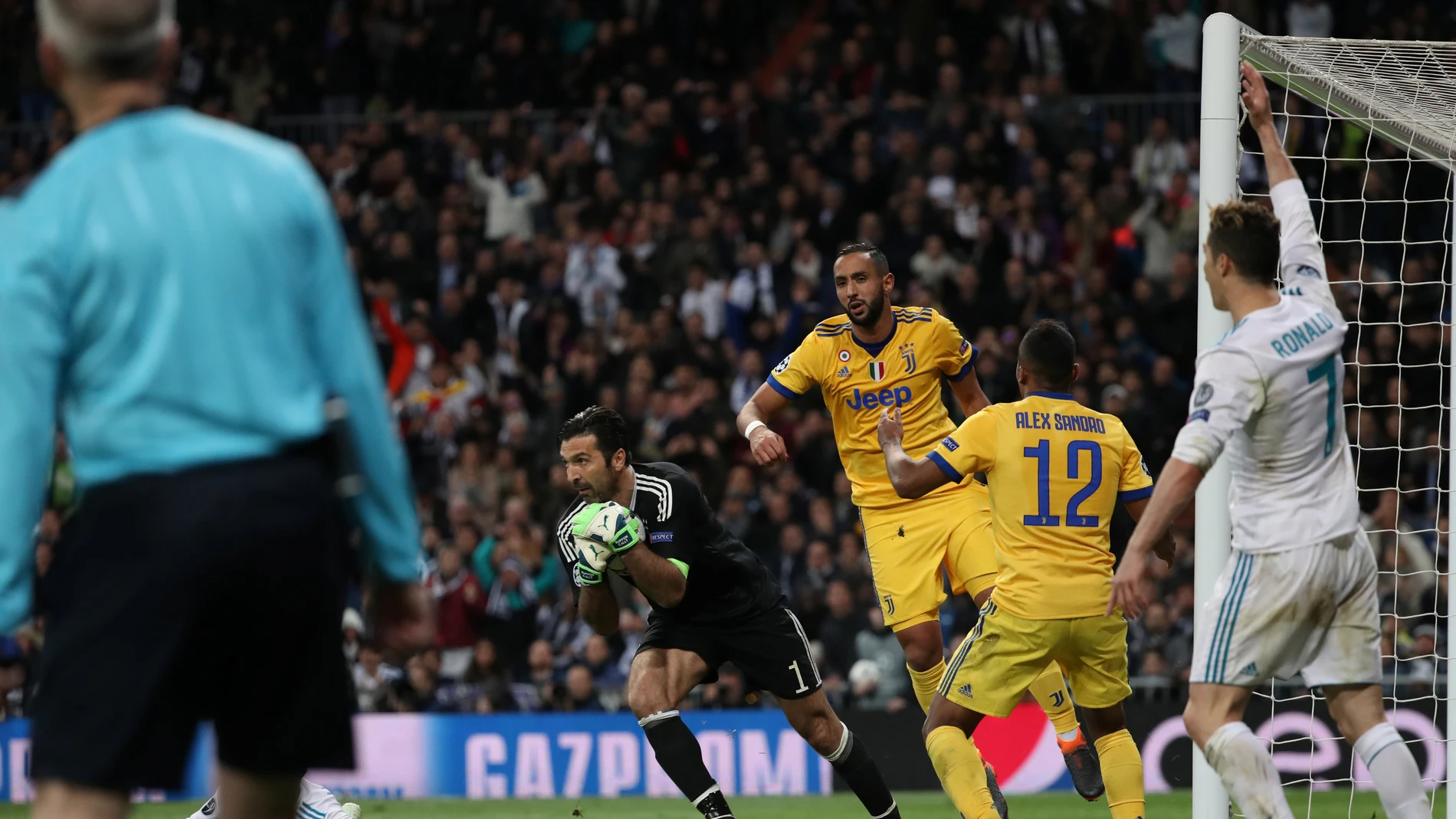 Benatia, en el momento de cometer el penalti