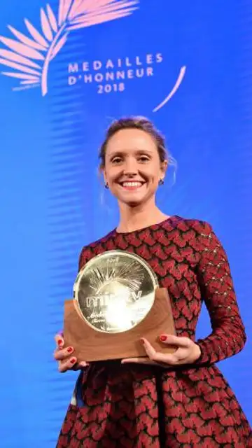 Teresa Fernández-Valdes recoge su Medalla de Honor en el MIPTV Teresa Fernández-Valdes recoge su Medalla de Honor en el MIPTV