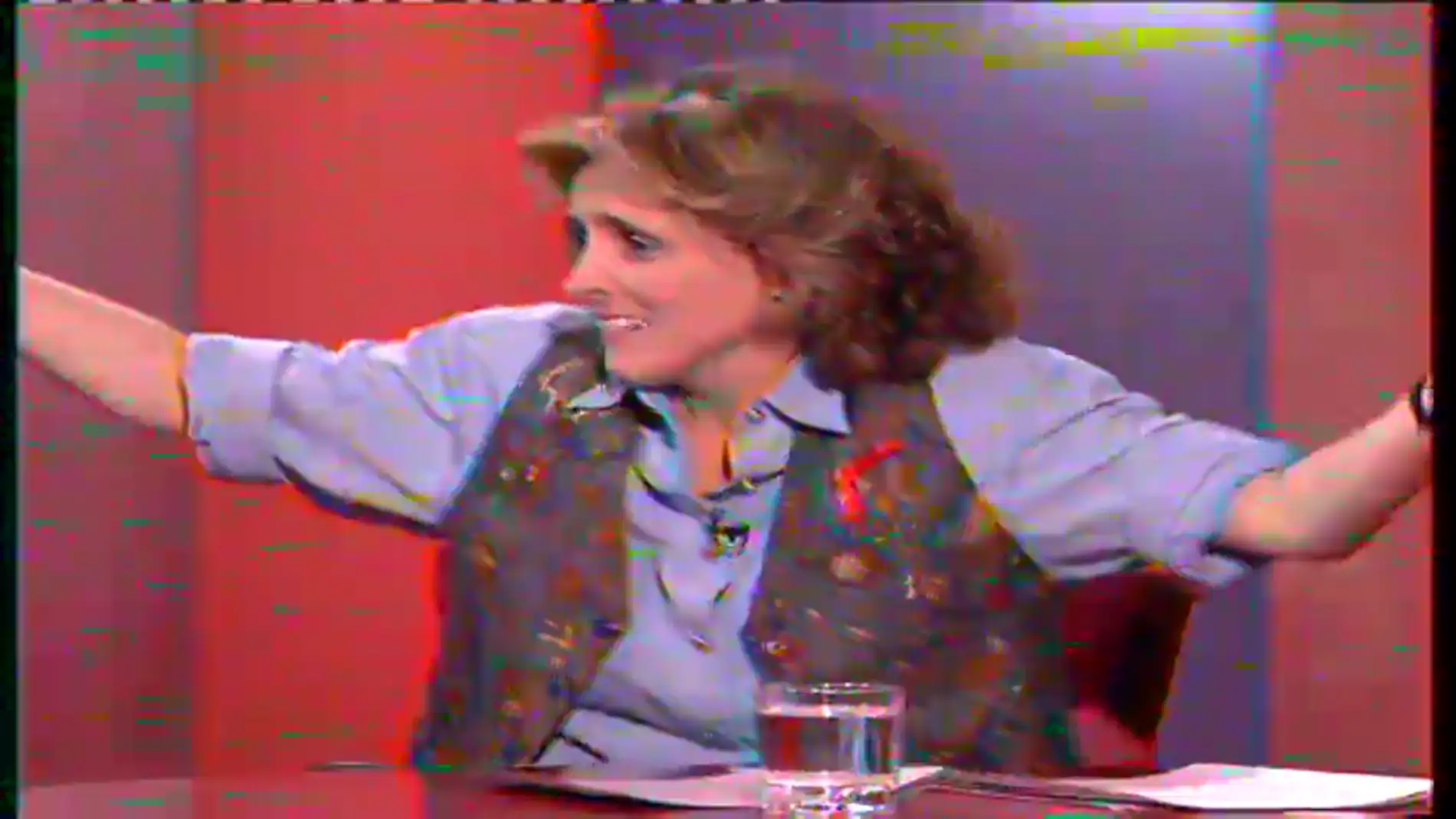 Mercedes Milá modera un debate sobre el uso del preservativo en 1993