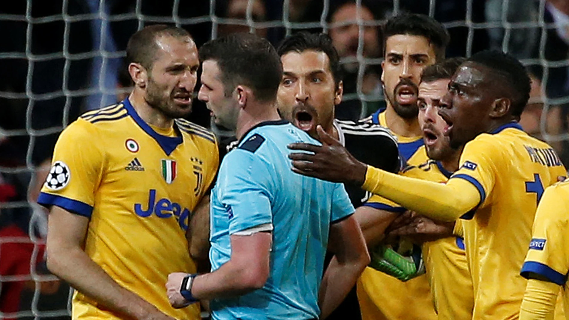 Buffon protesta el penalti señalado a Benatia en el Bernabéu