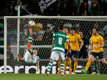 Oblak y la defensa del Atlético defienden una acción ante el Sporting Oblak y la defensa del Atlético defienden una acción ante el Sporting