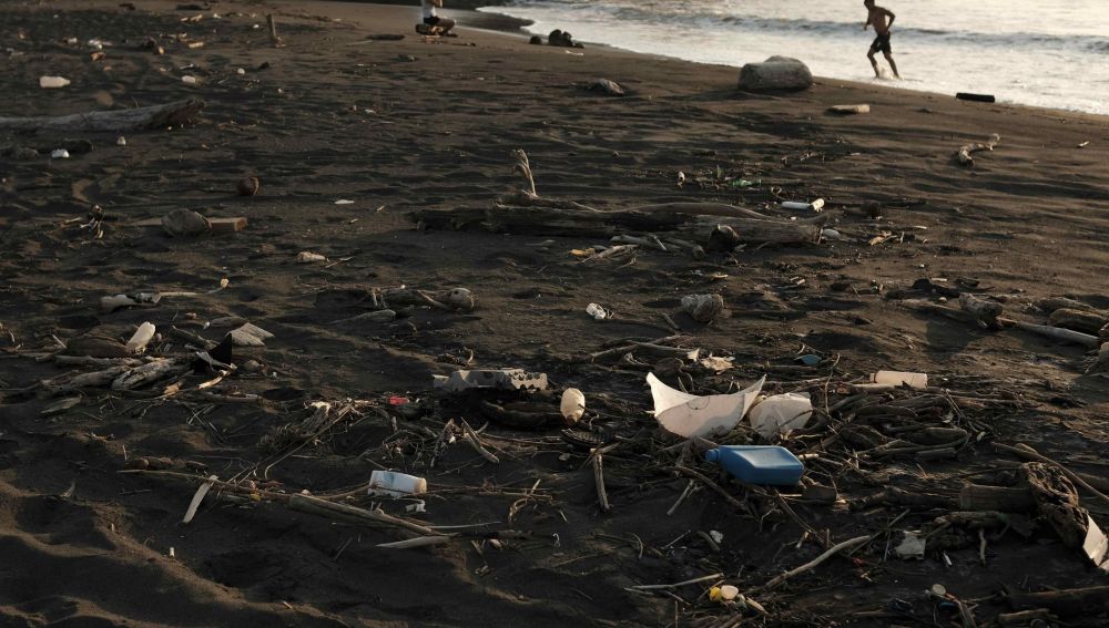 Vista de una playa contaminada por plásticos. (Archivo)