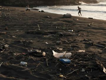 Vista de una playa contaminada por plásticos. (Archivo)