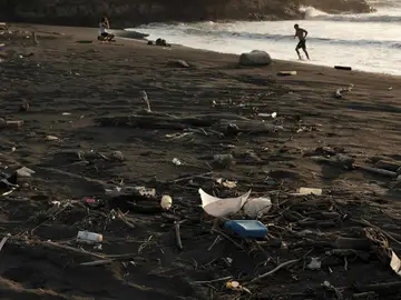 Vista de una playa contaminada por plásticos. (Archivo) Vista de una playa contaminada por plásticos. (Archivo)