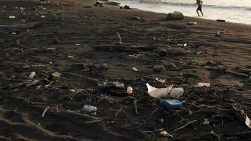 Vista de una playa contaminada por plásticos. (Archivo)