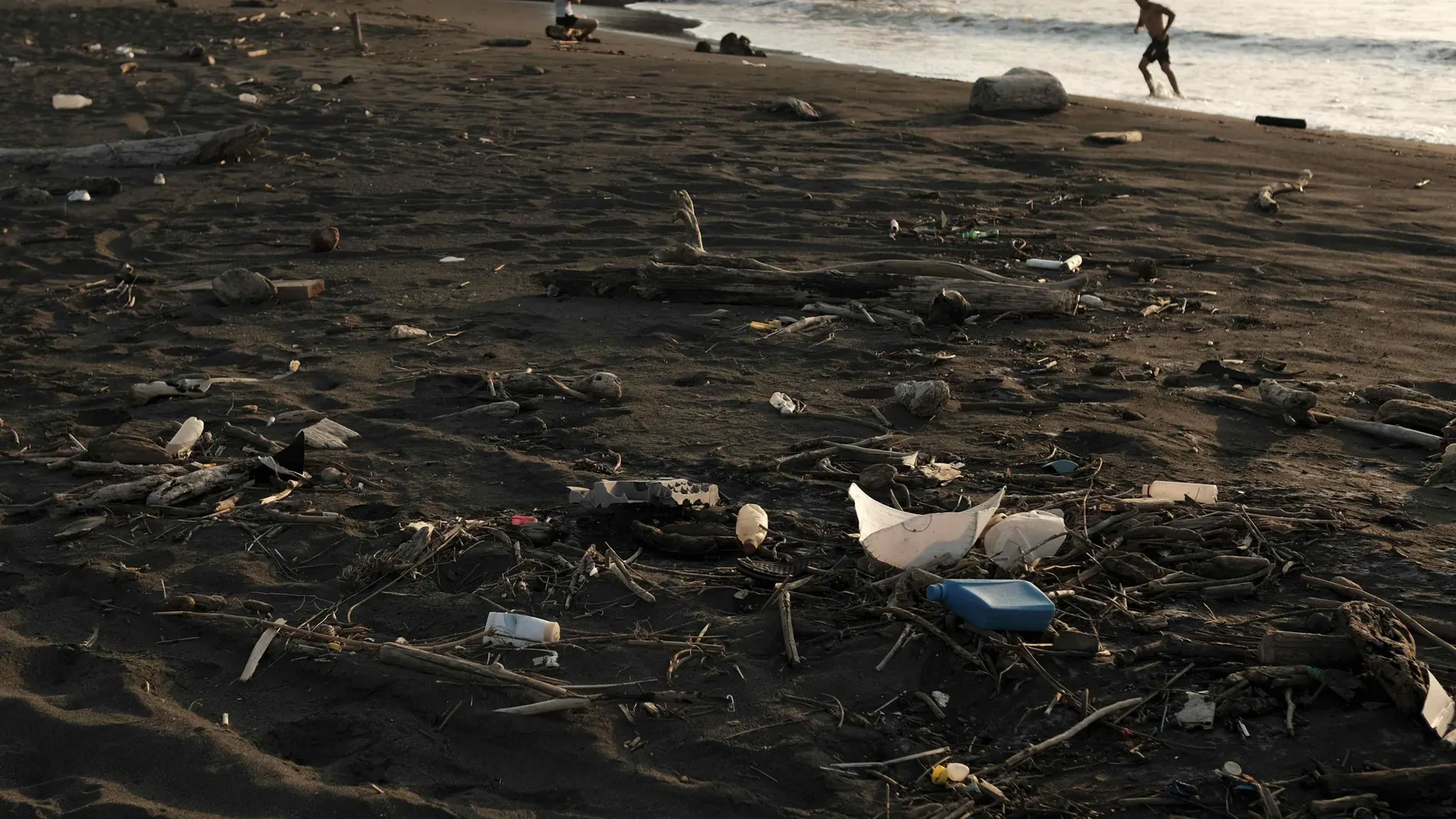 Vista de una playa contaminada por plásticos. (Archivo) Vista de una playa contaminada por plásticos. (Archivo)