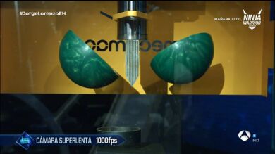 Jorge Lorenzo prueba la guillotina hidráulica de 'El Hormiguero 3.0'