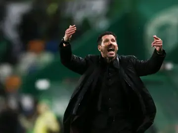 Simeone gesticula en la banda del estadio Alvalade Simeone gesticula en la banda del estadio Alvalade