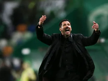 Simeone gesticula en la banda del estadio Alvalade Simeone gesticula en la banda del estadio Alvalade
