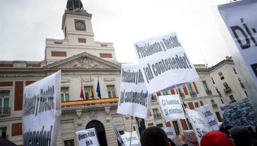 Cientos de alumnos y profesores de la Rey Juan Carlos en la Puerta del Sol