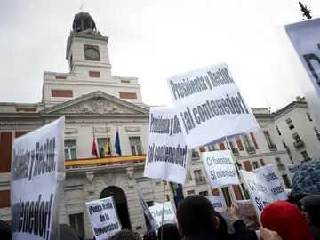 Cientos de alumnos y profesores de la Rey Juan Carlos en la Puerta del Sol Cientos de alumnos y profesores de la Rey Juan Carlos en la Puerta del Sol