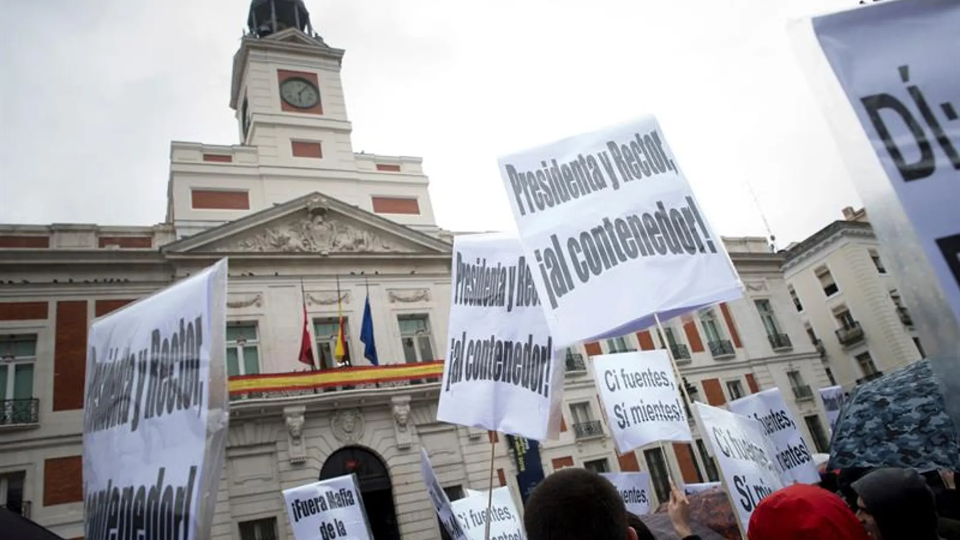 Cientos de alumnos y profesores de la Rey Juan Carlos en la Puerta del Sol Cientos de alumnos y profesores de la Rey Juan Carlos en la Puerta del Sol