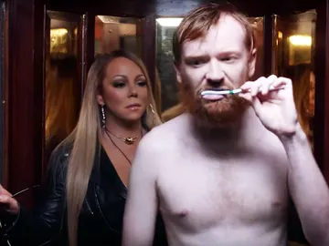 Mariah Carey en el ascensor con un hombre descamisado lavándose los dientes Mariah Carey en el ascensor con un hombre descamisado lavándose los dientes