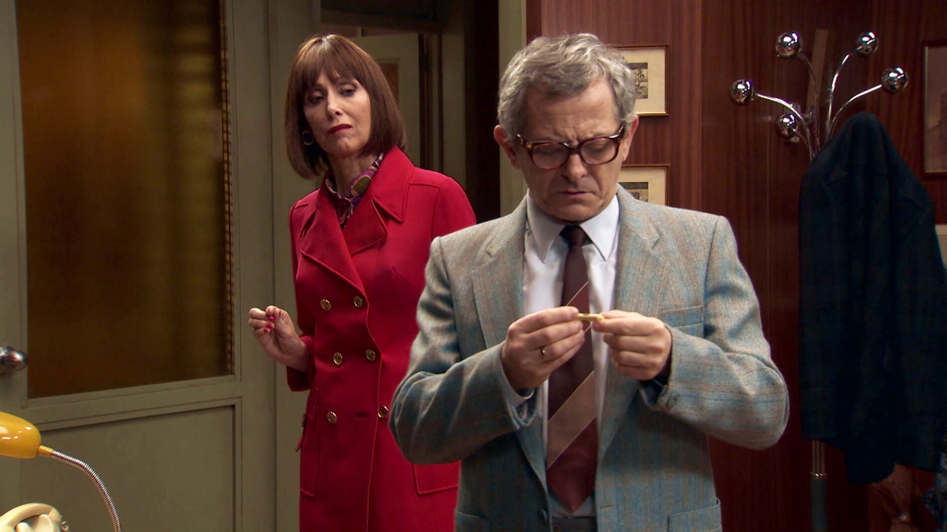 Un preservativo cae improvisadamente en las manos de Quintero