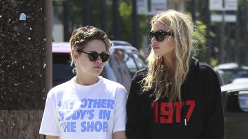 El romántico paseo de Kristen Stewart y su novia Stella Maxwell El romántico paseo de Kristen Stewart y su novia Stella Maxwell