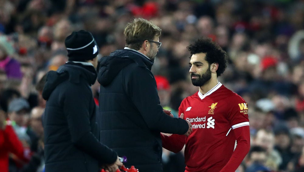 Klopp conversa con Salah en un partido del Liverpool