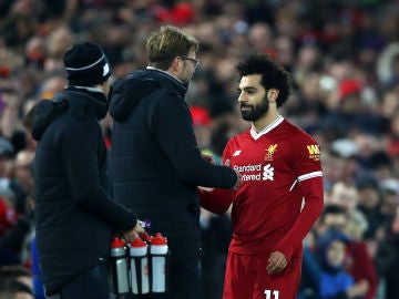 Klopp conversa con Salah en un partido del Liverpool