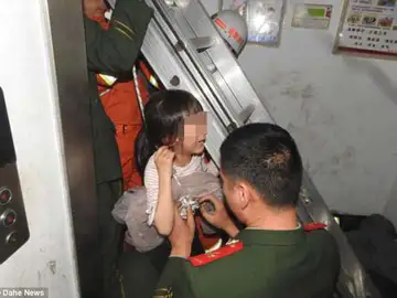 Una niña de seis años queda atrapada en el hueco del ascensor Una niña de seis años queda atrapada en el hueco del ascensor