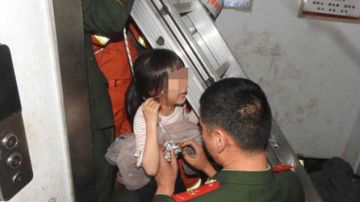 Una niña de seis años queda atrapada en el hueco del ascensor