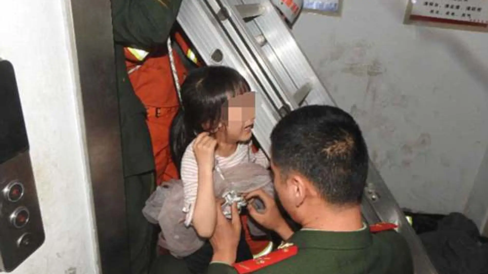 Una niña de seis años queda atrapada en el hueco del ascensor Una niña de seis años queda atrapada en el hueco del ascensor