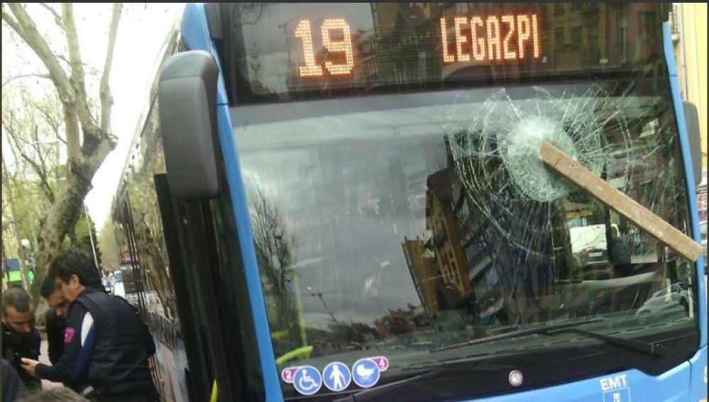 Detenido por agredir a un conductor de un autobús en Madrid rompiendo la luna con un tablón