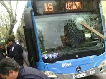 Detenido por agredir a un conductor de un autobús en Madrid rompiendo la luna con un tablón Detenido por agredir a un conductor de un autobús en Madrid rompiendo la luna con un tablón