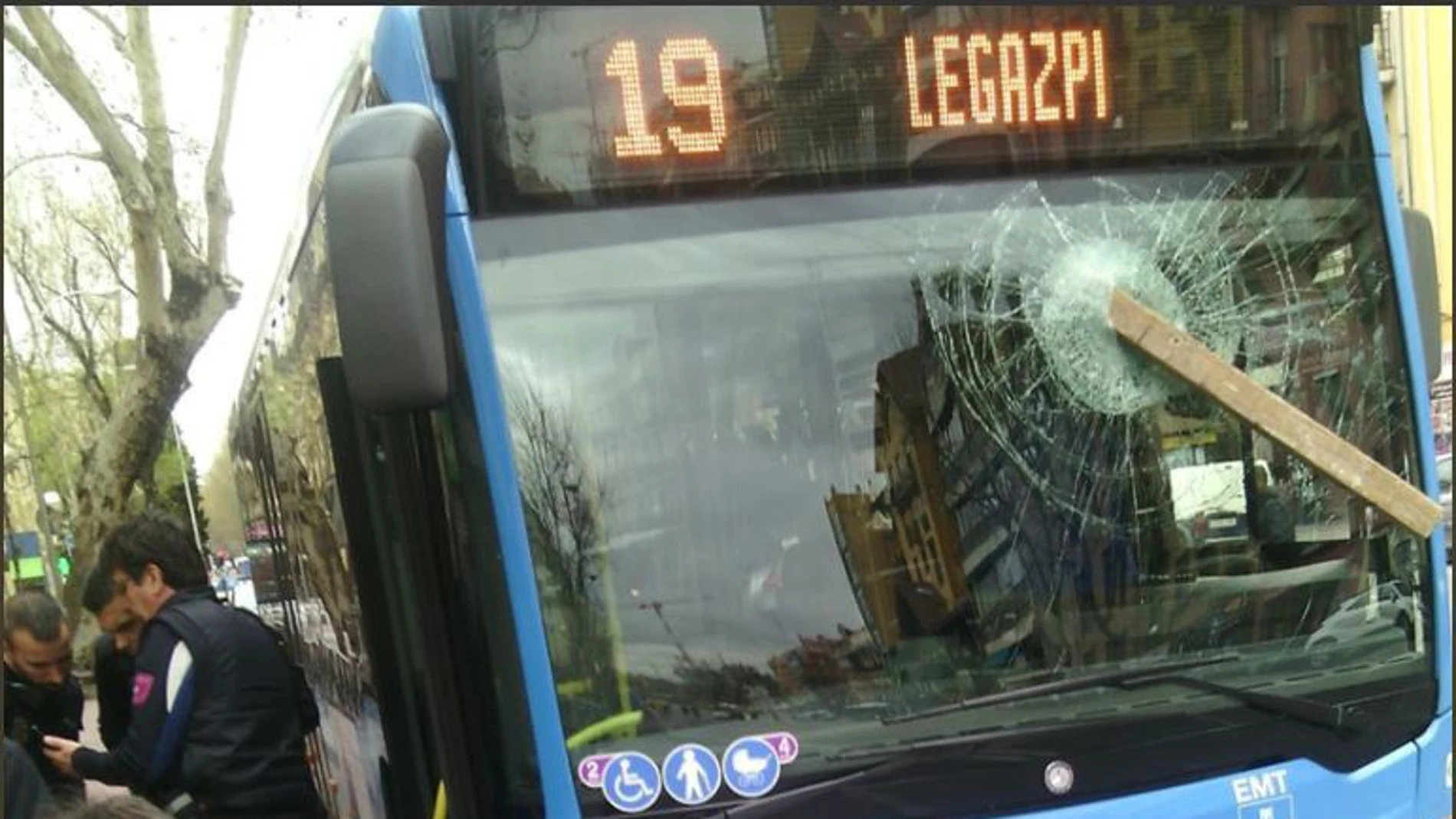 Detenido por agredir a un conductor de un autobús en Madrid rompiendo la luna con un tablón Detenido por agredir a un conductor de un autobús en Madrid rompiendo la luna con un tablón