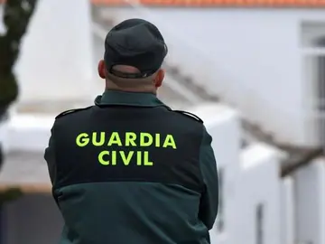 Imagen de archivo un agente de la Guardia Civil (Archivo) Imagen de archivo un agente de la Guardia Civil (Archivo)