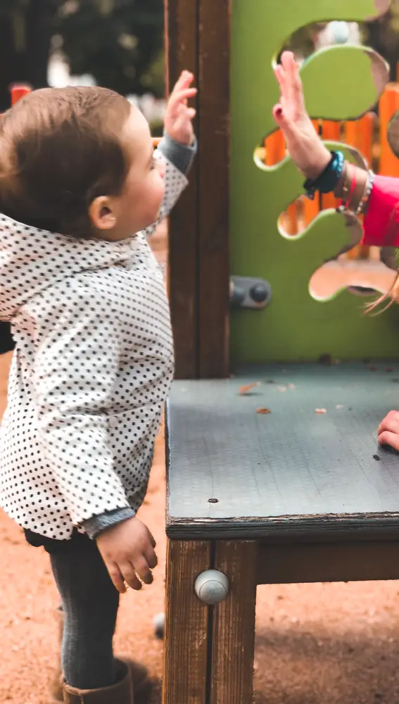 La pequeña lo pone todo patas arriba La pequeña lo pone todo patas arriba