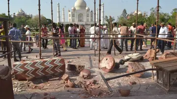 Un minarete del Taj Mahal, derribado por el viento Un minarete del Taj Mahal, derribado por el viento