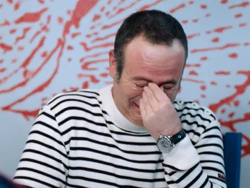 Iker Galartza abandona el rodaje a punto de explotar de risa Iker Galartza abandona el rodaje a punto de explotar de risa