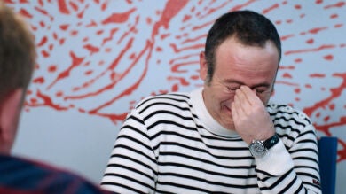 Iker Galartza abandona el rodaje de 'Allí abajo' a punto de explotar de risa