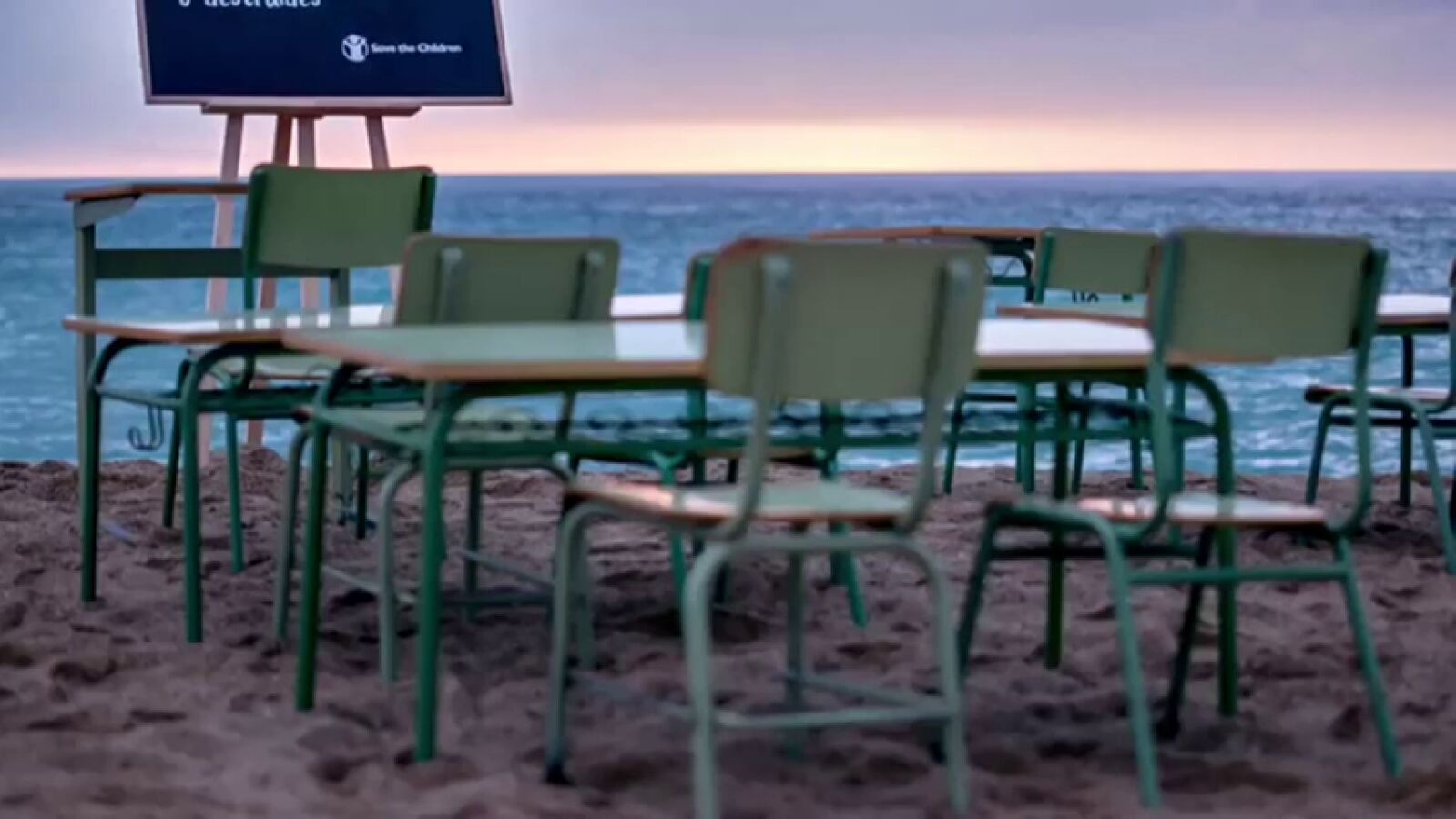 Ciudades españolas amanecen con pupitres vacíos para recordar a los niños que sufren la guerra de Siria